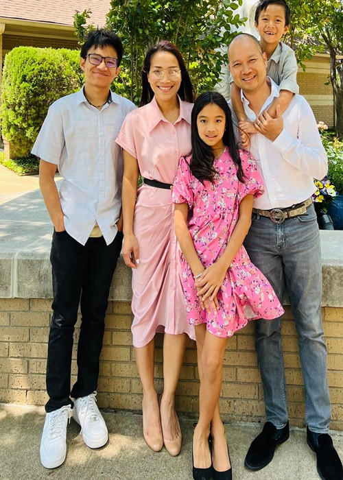 Nữ ca sĩ chia sẻ: ''Những ngày qua vẫn nghe loáng thoáng từ miệng của vài người bạn thân thiết đồn linh tinh về vợ chồng mình, nhưng vợ chồng mình quyết định sẽ yêu hơn ngày đầu, sẽ làm nhiều hơn những ngày qua, để cho mọi người mệt mỏi vì vợ chồng tôi luôn".