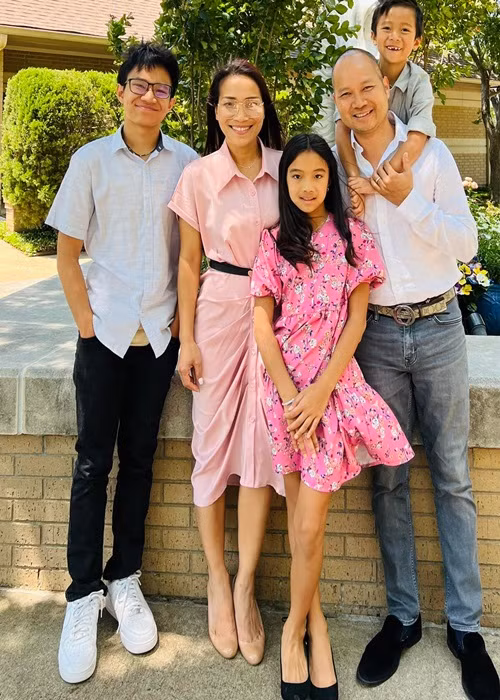 Nữ ca sĩ chia sẻ: ''Những ngày qua vẫn nghe loáng thoáng từ miệng của vài người bạn thân thiết đồn linh tinh về vợ chồng mình, nhưng vợ chồng mình quyết định sẽ yêu hơn ngày đầu, sẽ làm nhiều hơn những ngày qua, để cho mọi người mệt mỏi vì vợ chồng tôi luôn".