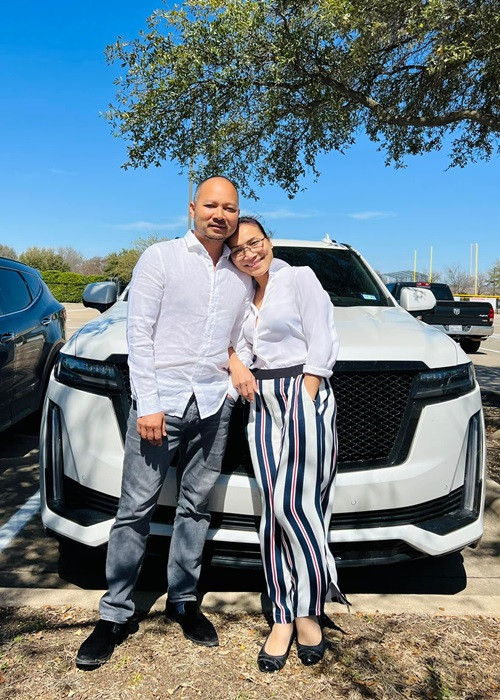 Ông bầu Thomas Tâm biết cách sinh lợi tiền của vợ làm ra. Năm 2019, nhân dịp sinh nhật Hồng Ngọc, anh tặng vợ biệt thự ở biển. Theo ông bầu, ngôi nhà có được từ mồ hôi nước mắt của vợ. Hồi năm 2017, Hồng Ngọc được ông xã tặng siêu xe 3 tỷ.