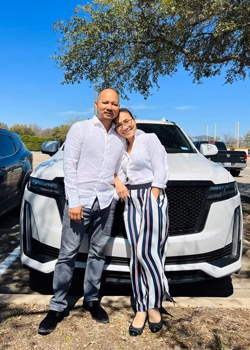 Ông bầu Thomas Tâm biết cách sinh lợi tiền của vợ làm ra. Năm 2019, nhân dịp sinh nhật Hồng Ngọc, anh tặng vợ biệt thự ở biển. Theo ông bầu, ngôi nhà có được từ mồ hôi nước mắt của vợ. Hồi năm 2017, Hồng Ngọc được ông xã tặng siêu xe 3 tỷ.