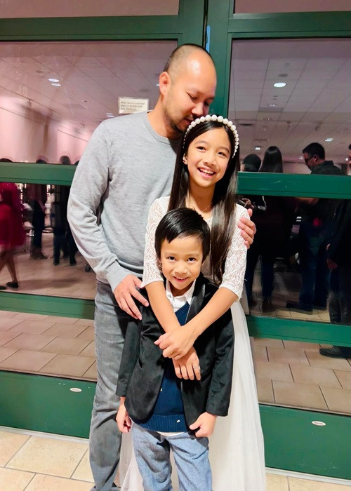 Các nhóc tì nhà Hồng Ngọc đều quấn bố.