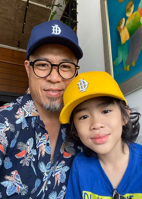 Nam nhạc sĩ thoải mái đăng tải hình ảnh hai con trai trên trang cá nhân. Ảnh: FBNV