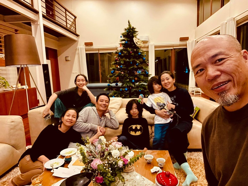 Huy Tuấn từng tiết lộ trên An ninh Thủ đô về bí quyết giữ gìn tổ ấm: "Mỗi người đều có bí quyết riêng, tôi cũng thế. Giữ giới hạn là điều mà tôi luôn đặt ra cho bản thân mình. Làm sao để vợ không ghen cũng là bí quyết của tôi đấy (cười). Nói chung là phải có thần kinh vững". Ảnh: FBNV