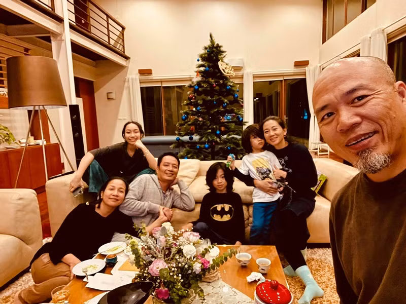 Huy Tuấn từng tiết lộ trên An ninh Thủ đô về bí quyết giữ gìn tổ ấm: "Mỗi người đều có bí quyết riêng, tôi cũng thế. Giữ giới hạn là điều mà tôi luôn đặt ra cho bản thân mình. Làm sao để vợ không ghen cũng là bí quyết của tôi đấy (cười). Nói chung là phải có thần kinh vững". Ảnh: FBNV