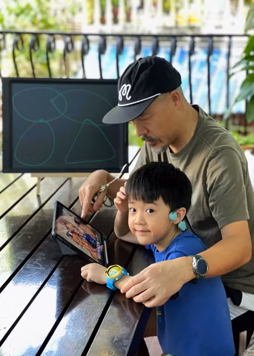 Hai cậu con trai của Huy Tuấn đều kháu khỉnh. Ảnh: FBNV