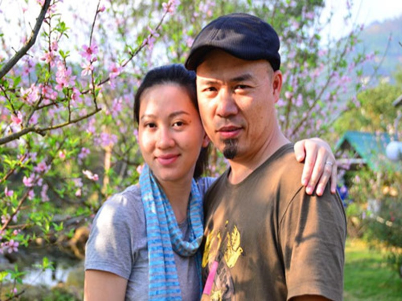 Về lý do tại sao gần như không xuất hiện trên truyền thông, bà xã của Huy Tuấn từng chia sẻ trên Ngôi sao: "Tôi không phải nghệ sĩ nên việc xuất hiện trên báo cùng các con không cần thiết. Tôi muốn làm tốt vai trò một người vợ, chăm sóc gia đình và ở sau hỗ trợ chồng trong công việc". Ảnh: Khám phá