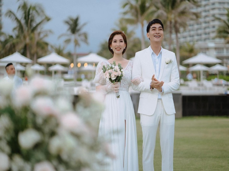 Vợ chồng diễn viên Khương Ngọc tổ chức đám cưới riêng tư vào chiều 21/5 tại Nha Trang. Anh chia sẻ trên Zing, việc tổ chức lễ cưới bên bãi biển là mong ước từ lâu của vợ anh. Ảnh: Zing