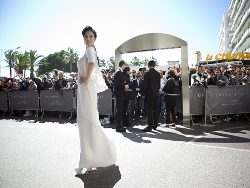 Tại Cannes 2015, Lý Nhã Kỳ diện chiếc đầm trắng đính hoa 3D trên nền vải xuyên thấu sau lưng có giá hơn 1,3 tỷ đồng. Ảnh: Khỏe và đẹp