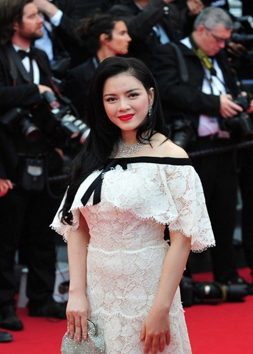 Ở các mùa Cannes trước, Lý Nhã Kỳ cũng mạnh tay đầu tư trang phục, phụ kiện. Năm 2013, cô diện bộ đầm trắng 2 tỷ, đeo trang sức 12 tỷ. Ảnh: Tiền Phong