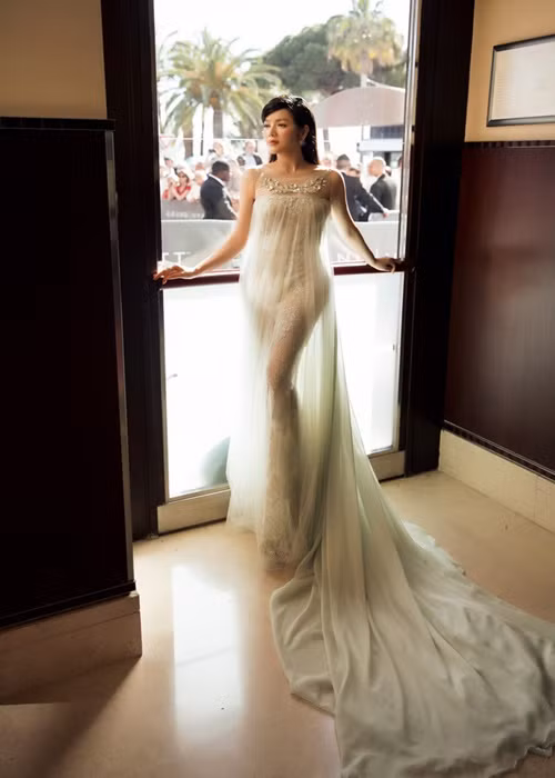 Lý Nhã Kỳ diện váy Haute Couture Xuân Hè 2016 của Georges Hobeika có giá 1,7 tỷ. Ảnh: Khỏe và đẹp