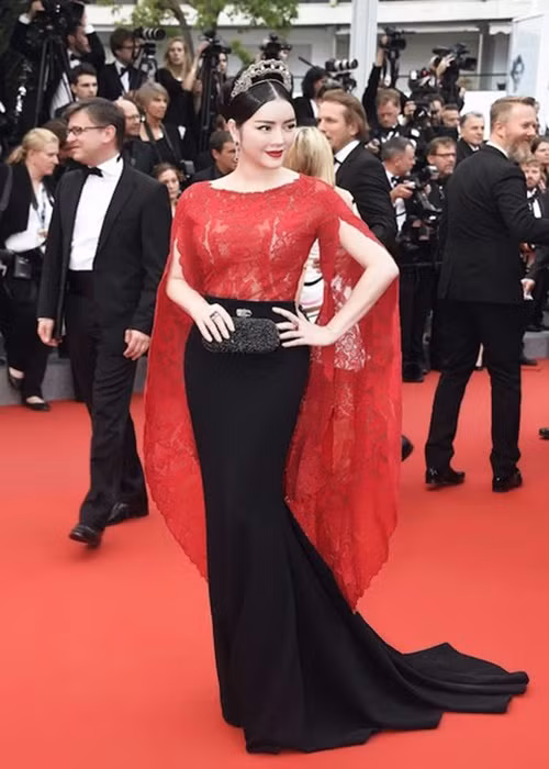 Trong ngày thứ 2 Cannes 2015, người đẹp diện mẫu váy ren đỏ hơn 1,2 tỷ. Ảnh: Khám phá