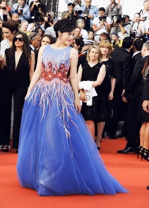 Bộ váy voan xanh biển của thương hiệu Georges Hobeika được Lý Nhã Kỳ diện tại Cannes 2016. Bộ váy có giá hơn 1,1 tỷ đồng. Ảnh: Khám phá