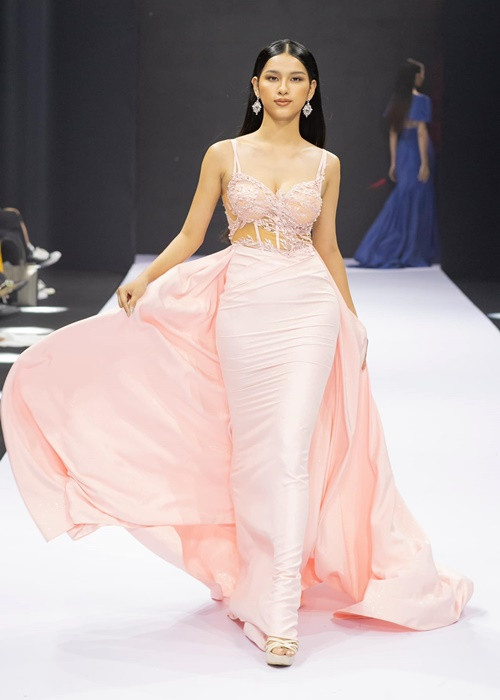Tường Vy tự tin catwalk ở đêm thi thời trang.