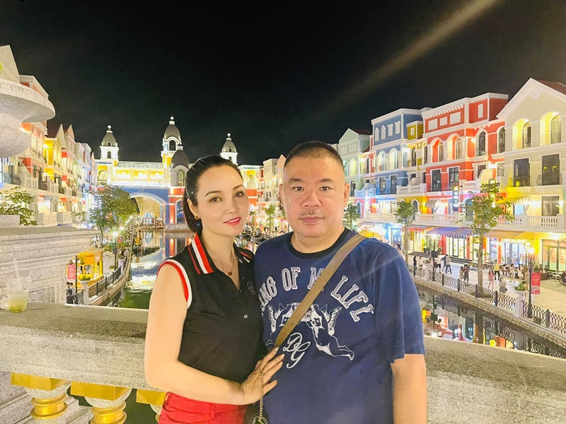 Chia sẻ trên Vietnamnet về người bạn đời, “cô Trúc” cho hay: “Trong đời ai cũng cần tìm được 4 người là: Bản thân mình, người yêu thương mình nhất, người mà mình yêu nhất và người chung sống với mình đến trọn đời. Tôi tìm được cả ba người trong ông xã và anh cũng vậy. Chúng tôi là ba trong một của nhau”.