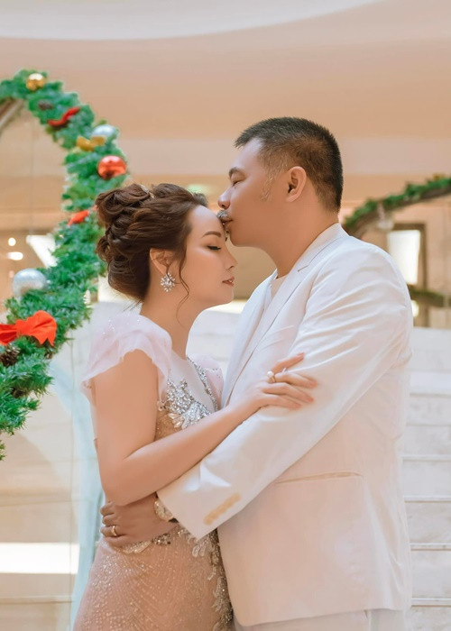 Trước công chúng, vợ chồng Mai Thu Huyền hiếm khi thể hiện hành động quá thân mật.