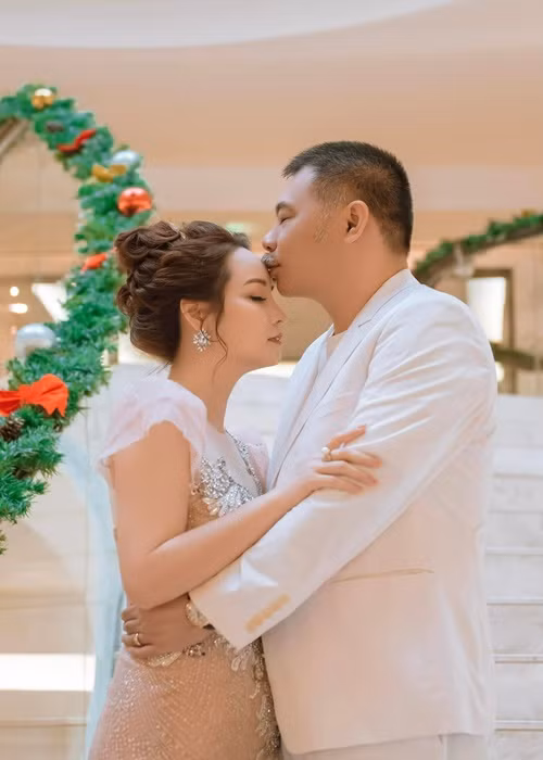 Trước công chúng, vợ chồng Mai Thu Huyền hiếm khi thể hiện hành động quá thân mật.