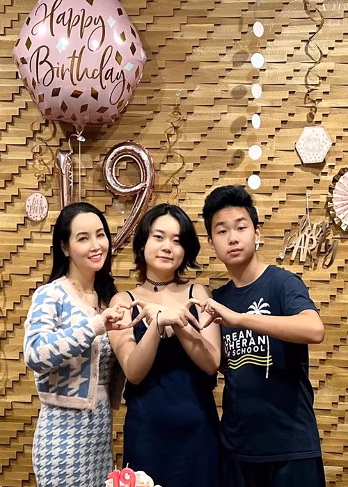 Huyền Anh - con gái Mai Thu Huyền ngày càng xinh đẹp. Cậu con trai Anh Kiệt của nữ diễn viên điển trai, cao lớn.