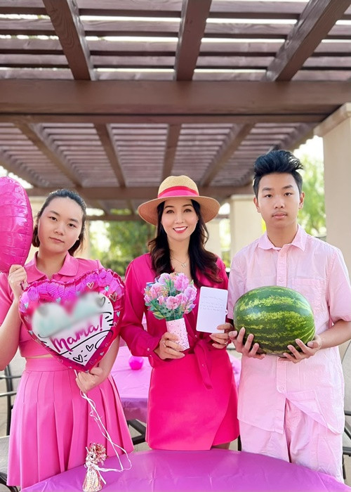 Tháng 7/2021, Mai Thu Huyền sang Mỹ. Gia đình cô dự định ở lại một năm cho đến khi con trai ổn định được việc học hành.