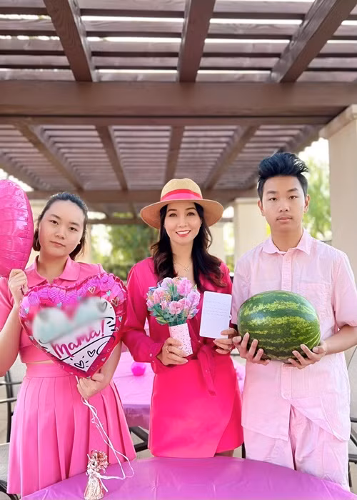 Tháng 7/2021, Mai Thu Huyền sang Mỹ. Gia đình cô dự định ở lại một năm cho đến khi con trai ổn định được việc học hành.