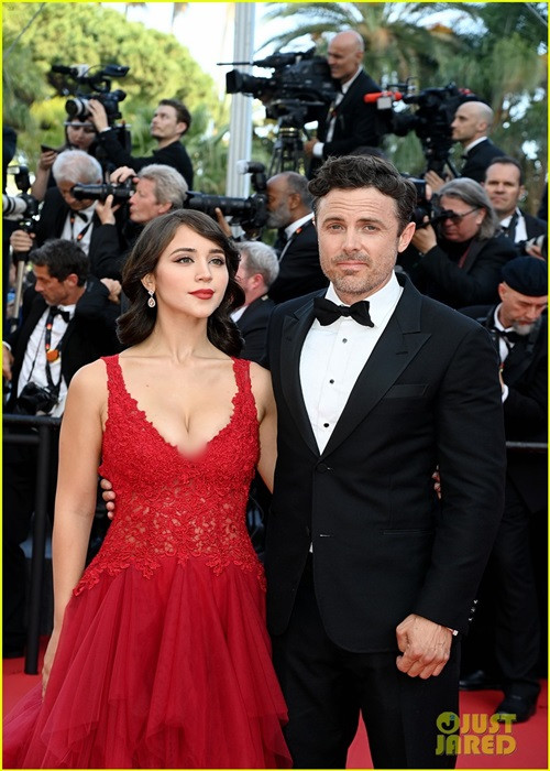 Casey Affleck (46 tuổi) sánh đôi cùng bạn gái Caylee Cowan (23 tuổi). Ảnh: Just Jared