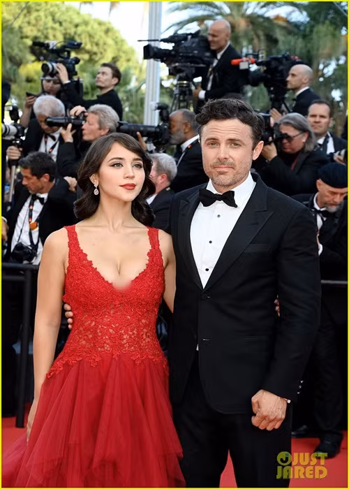 Casey Affleck (46 tuổi) sánh đôi cùng bạn gái Caylee Cowan (23 tuổi). Ảnh: Just Jared