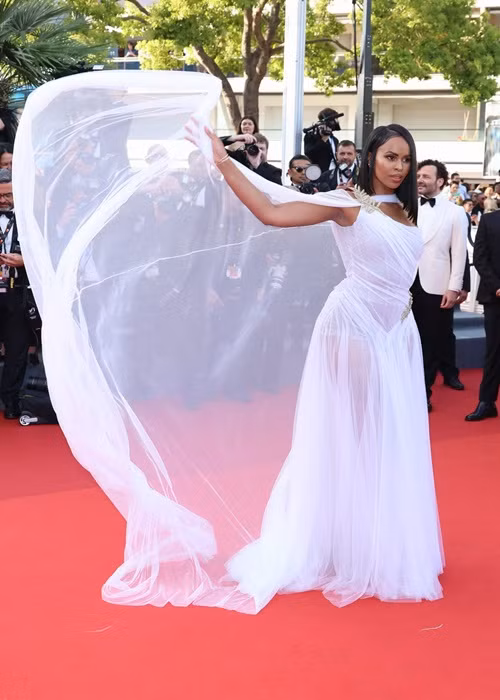 Vợ của Idris Elba tung tà váy tạo dáng trên thảm đỏ. Ảnh: Harpersbazaar