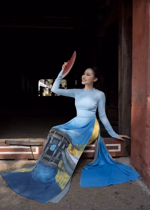 Người đẹp chọn mặc các thiết kế áo dài lụa vẽ của NTK Trung Đinh.