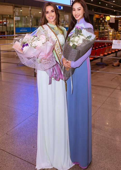 2 mỹ nhân cùng diện áo dài.