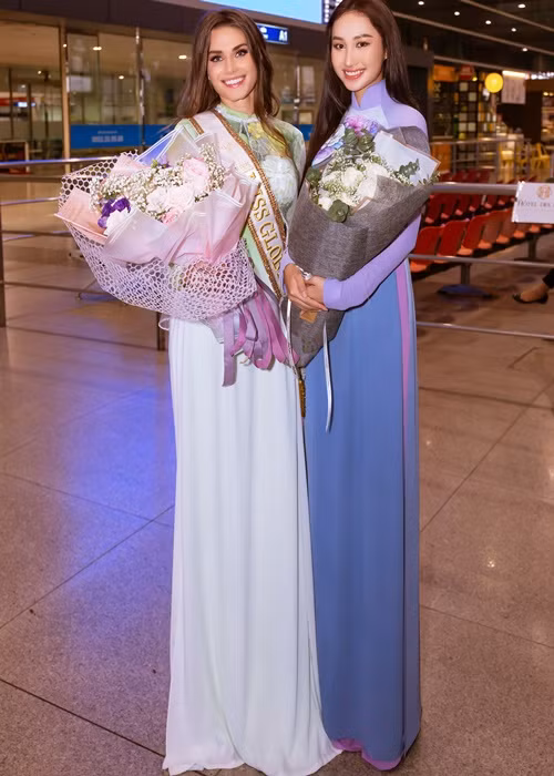2 mỹ nhân cùng diện áo dài.
