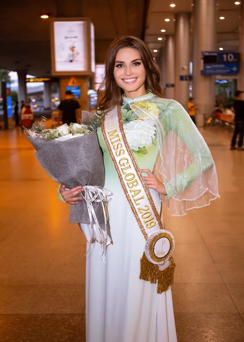 Karolina Kokesova cho biết, cô cảm thấy mình nữ tính, duyên dáng hơn khi diện áo dài Việt.