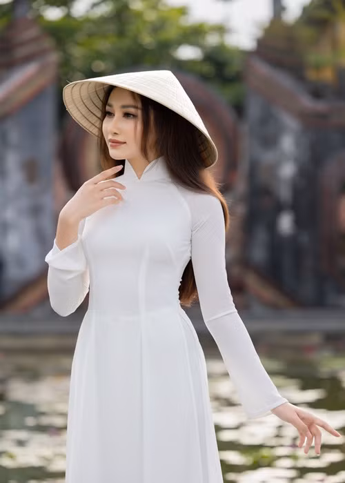 Đoàn Hồng Trang sinh năm 1995 tại Bình Thuận. Cô từng đăng quang Hoa khôi Miền Trung 2016.