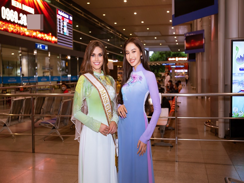 Miss Global International 2019 Karolina Kokesova vừa đến Việt Nam. Đoàn Hồng Trang đã ra sân bay đón Karolina Kokesova.