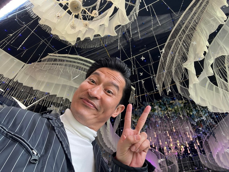 Huy Khánh là một trong nghệ sĩ dự đám cưới của Mạc Văn Khoa ở Hải Dương. Ảnh: FB Huy Khánh