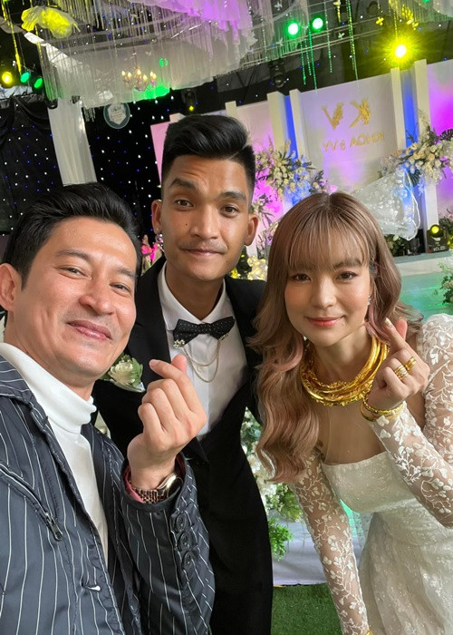 Huy Khánh chụp cùng cô dâu chú rể. Ảnh: FB Huy Khánh