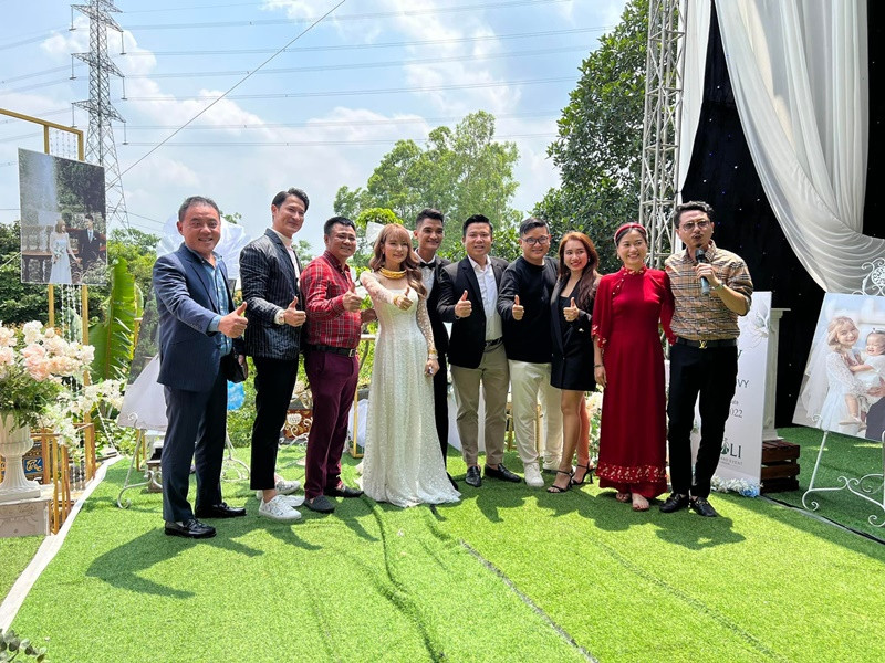 Vợ chồng Mạc Văn Khoa bên các khách mời: vợ chồng Lâm Vỹ Dạ - Hứa Minh Đạt, Tự Long, Huy Khánh. Ảnh: FBNV