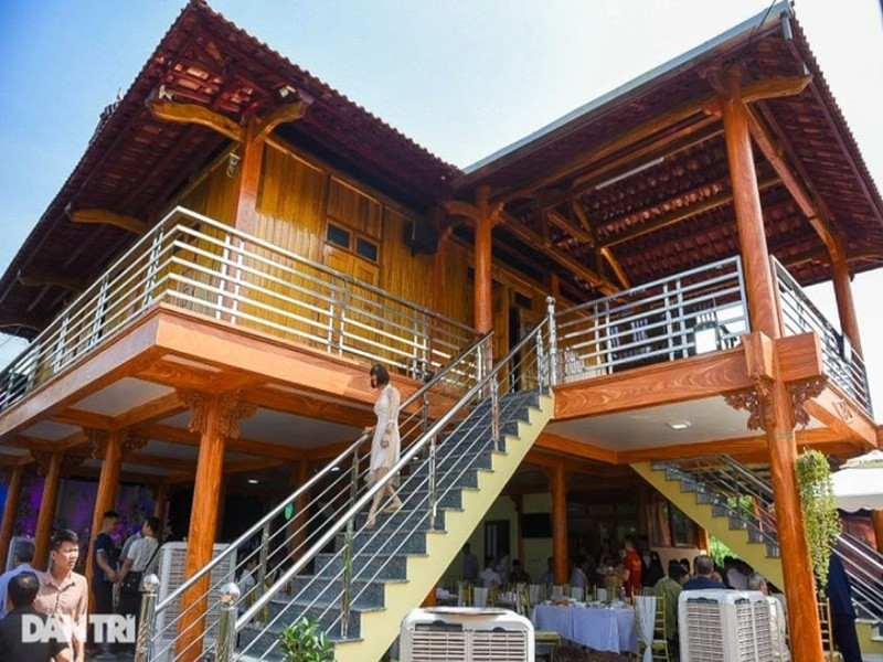 Đám cưới của Mạc Văn Khoa diễn ra ở khuôn viên nhà sàn của bố mẹ nam diễn viên. Ảnh: Dân Trí