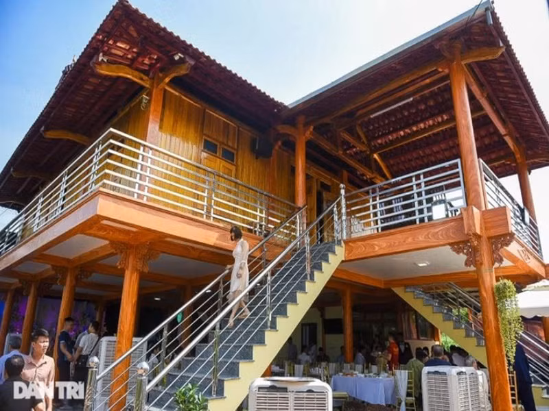 Đám cưới của Mạc Văn Khoa diễn ra ở khuôn viên nhà sàn của bố mẹ nam diễn viên. Ảnh: Dân Trí