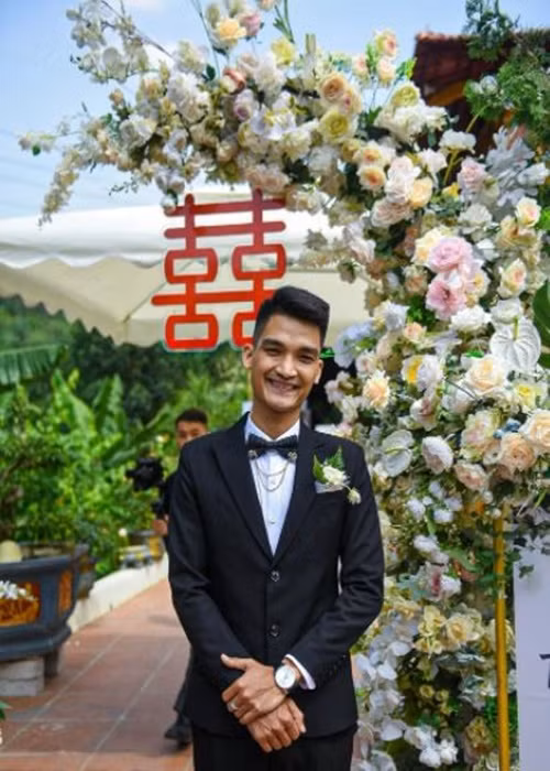 Nam diễn viên hài chia sẻ trên Dân Trí: "Đó là một hành trình rất dài và kì công, tôi mang cổng cưới tới đâu, mọi người thích thú tới đó. Tôi muốn họ hàng, bà con láng giềng ở Hải Dương biết được hình ảnh chiếc cổng cưới ở miền Tây như thế nào". Ảnh: Dân Trí