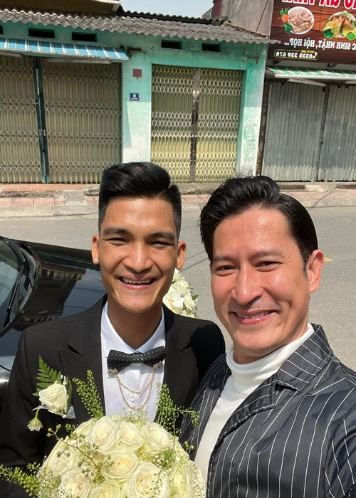 Mạc Văn Khoa đi xe ô tô rước dâu. Trước đó, trong lễ đính hôn, nam diễn viên hài sử dụng xe máy cũ. Ảnh: FB Huy Khánh