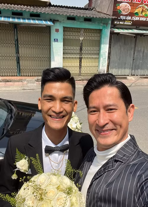 Mạc Văn Khoa đi xe ô tô rước dâu. Trước đó, trong lễ đính hôn, nam diễn viên hài sử dụng xe máy cũ. Ảnh: FB Huy Khánh