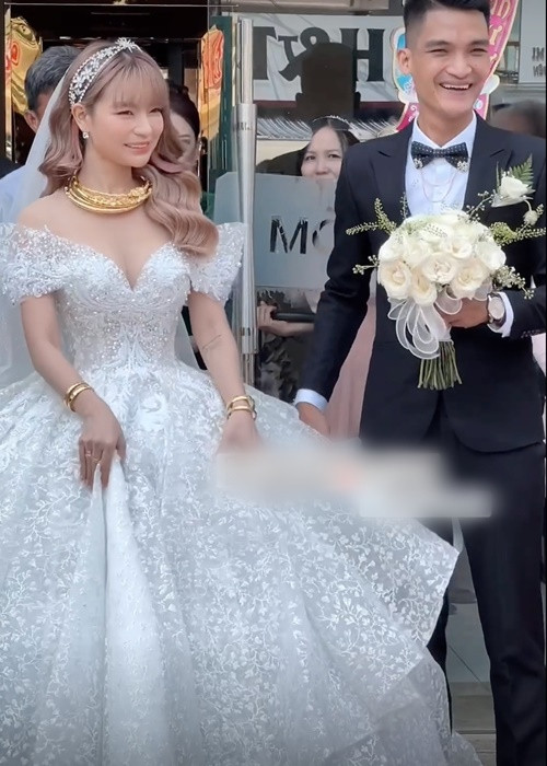 Thảo Vy diện váy cưới gợi cảm. Ảnh: Yan