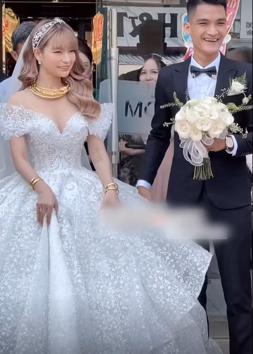 Thảo Vy diện váy cưới gợi cảm. Ảnh: Yan