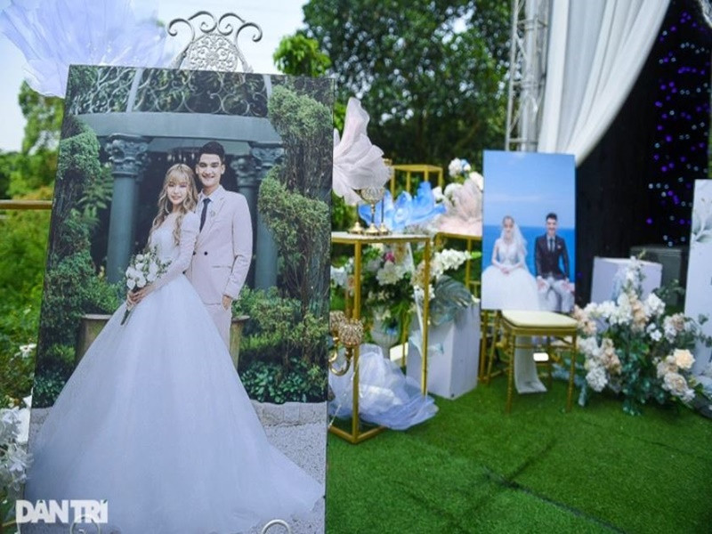 Ảnh cưới của vợ chồng Mạc Văn Khoa được trưng bày. Ảnh: Dân Trí