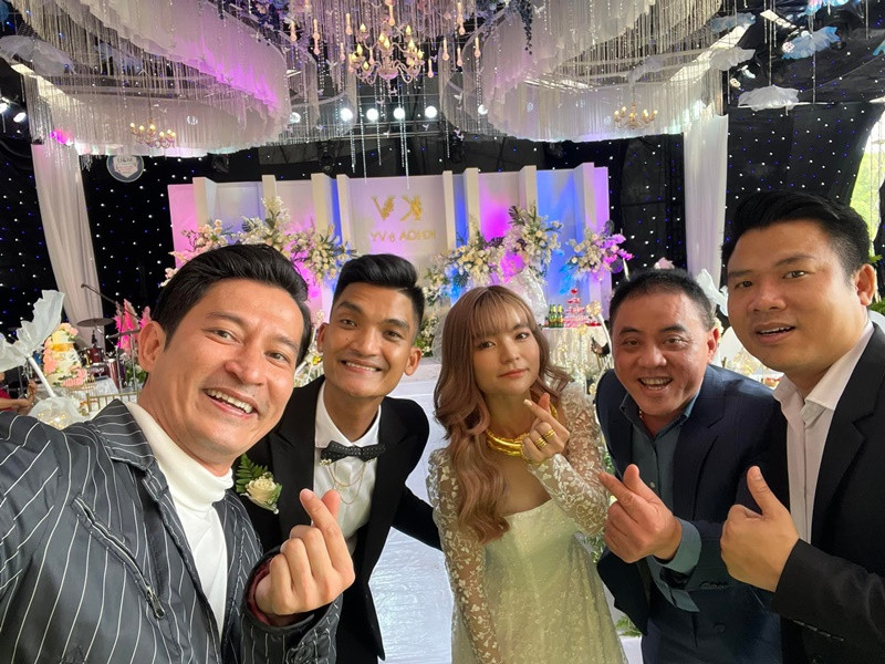 Bên trong đám cưới của Mạc Văn Khoa ngập tràn hoa, đèn lung linh. Ảnh: FB Huy Khánh