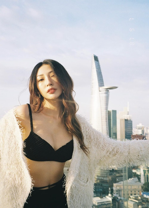 Về sở thích đăng ảnh gợi cảm, Khổng Tú Quỳnh chia sẻ trên Zing: "Đó chỉ là những bộ ảnh kỷ niệm khi tôi đi chơi với nhóm bạn và nhắc nhở về tuổi trẻ thôi. Tôi thấy trong những chuyến đi biển thì mặc bikini và chụp hình cũng là chuyện bình thường. Thậm chí sau này khi lớn tuổi, tôi vẫn sẽ mặc bikini".