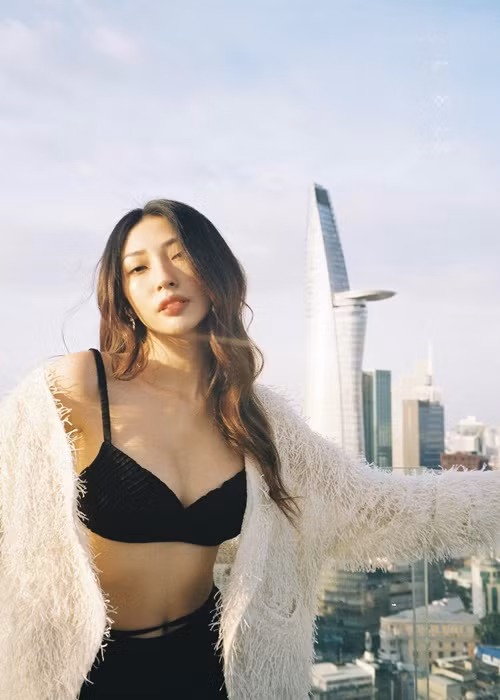 Về sở thích đăng ảnh gợi cảm, Khổng Tú Quỳnh chia sẻ trên Zing: "Đó chỉ là những bộ ảnh kỷ niệm khi tôi đi chơi với nhóm bạn và nhắc nhở về tuổi trẻ thôi. Tôi thấy trong những chuyến đi biển thì mặc bikini và chụp hình cũng là chuyện bình thường. Thậm chí sau này khi lớn tuổi, tôi vẫn sẽ mặc bikini".