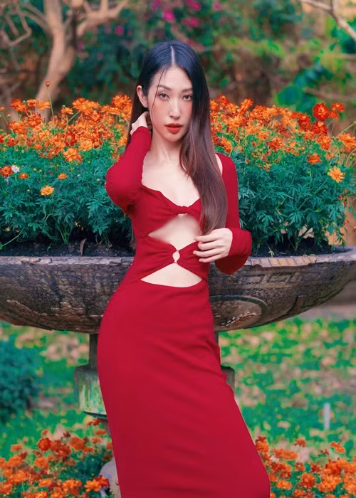 Bạn gái cũ của Ngô Kiến Huy không ít lần khoe vóc dáng táo bạo.