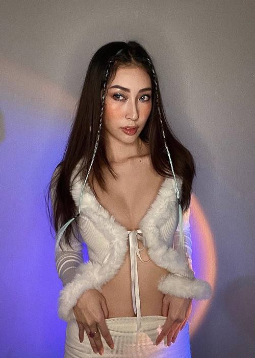 Ăn uống khoa học, tập luyện giúp Khổng Tú Quỳnh "kiến tạo" đường cong gây mê.