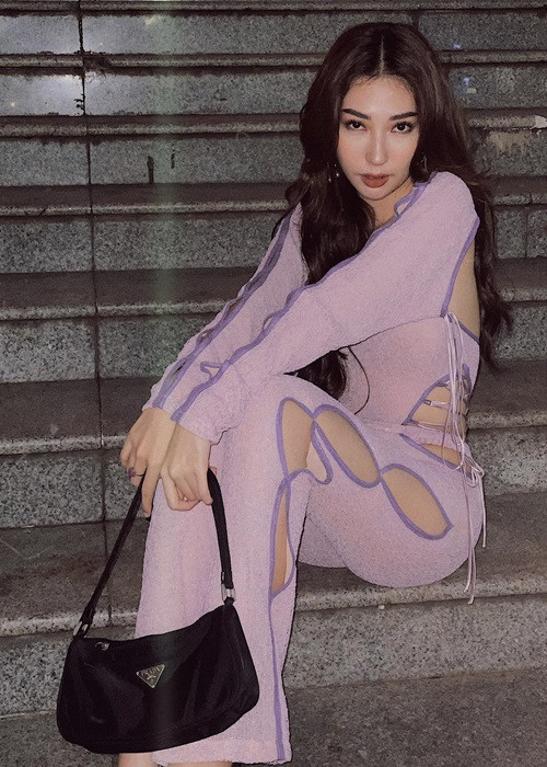 "Trải qua 10 năm lăn lộn với nghề, tôi biết giới hạn nào cho việc xây dựng hình ảnh gợi cảm. Tôi chỉ đang làm mới chính mình theo hướng năng động hơn", nữ ca sĩ sinh năm 1991 nói.