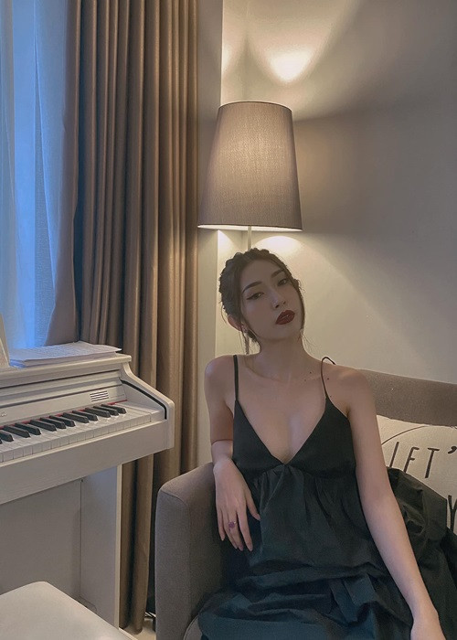 "Câu đầu tiên đã hỏi về chồng con rồi. Khi có người muốn cưới chị và chị cũng muốn cưới người đó thôi", Khổng Tú Quỳnh giải đáp câu hỏi "chị định lấy chồng lúc bao nhiêu tuổi" của người hâm mộ.